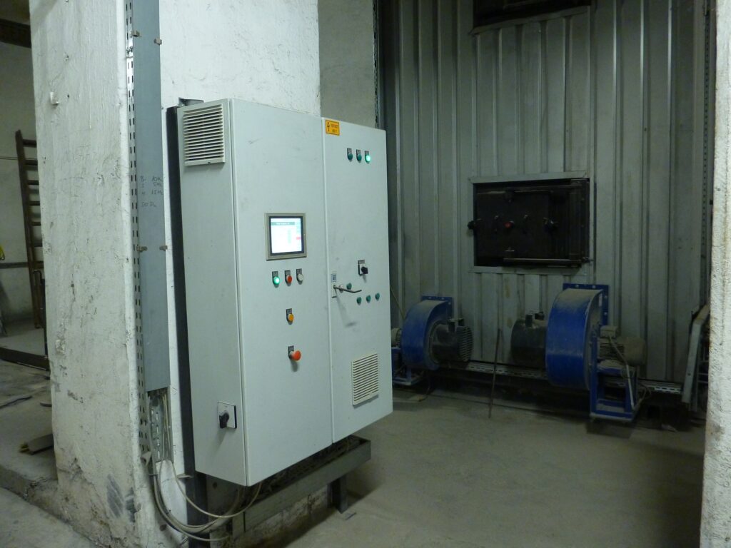 A faapríték kazán vezérlőszekrénye és ventilátorai